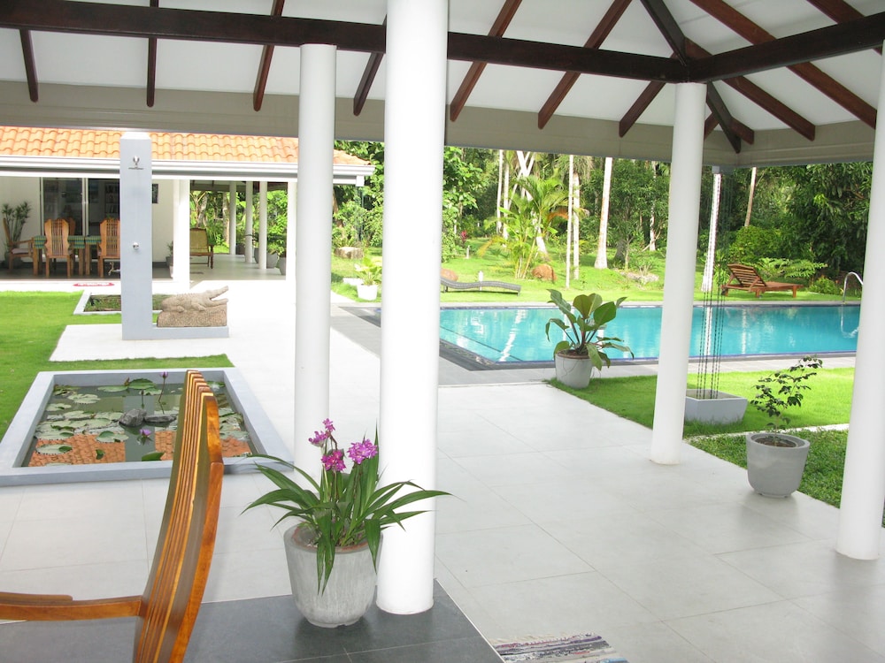 Anuhas Airport Villas 6/44