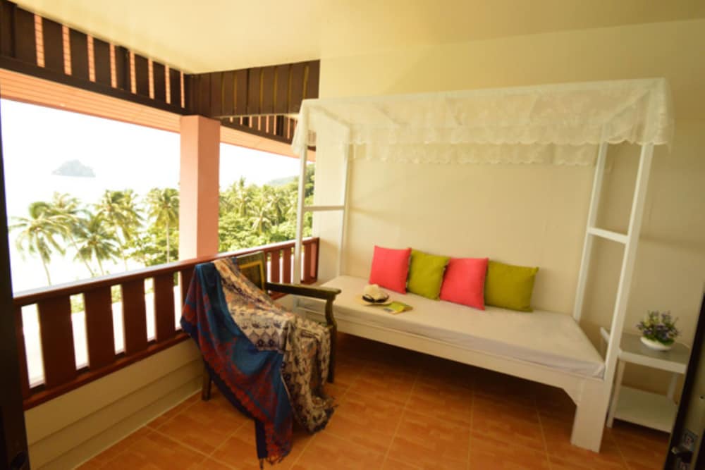 Koh Ngai Cliff Beach Resort 38/61