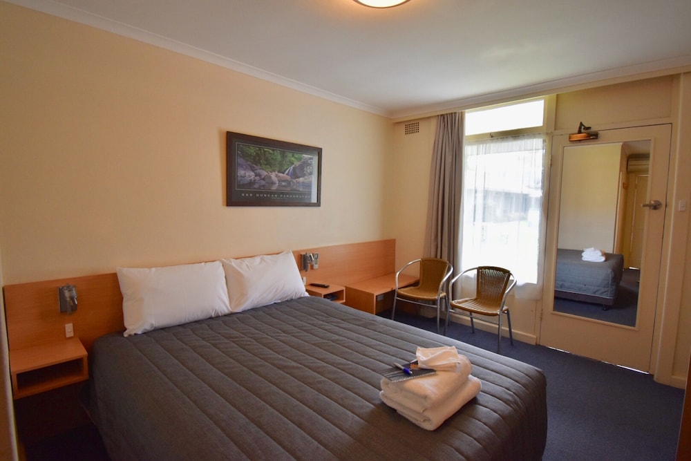 Townhouse Motel Cowra 24/56