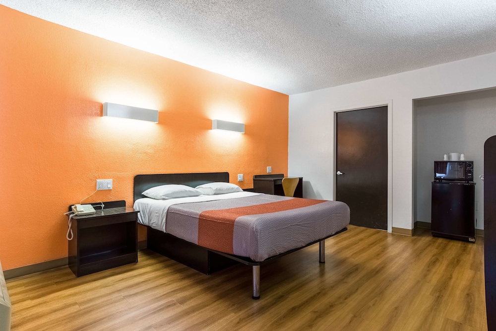 Motel6 Long Beach, CA - International City 20/38