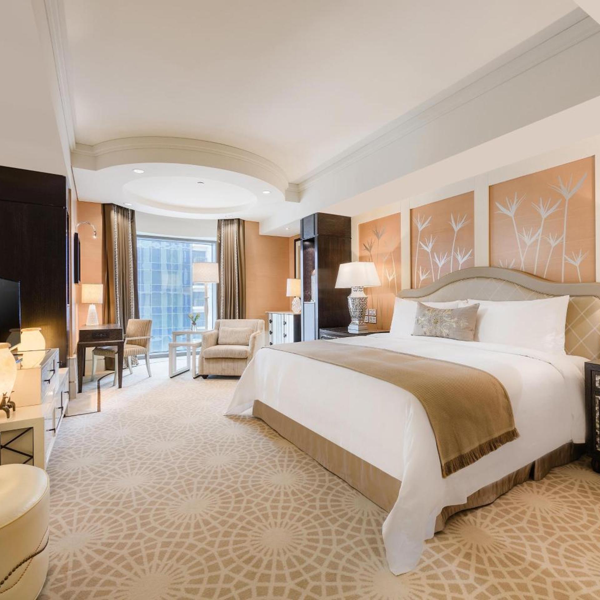 Guest Room, Deluxe, King Bed, Partial River View