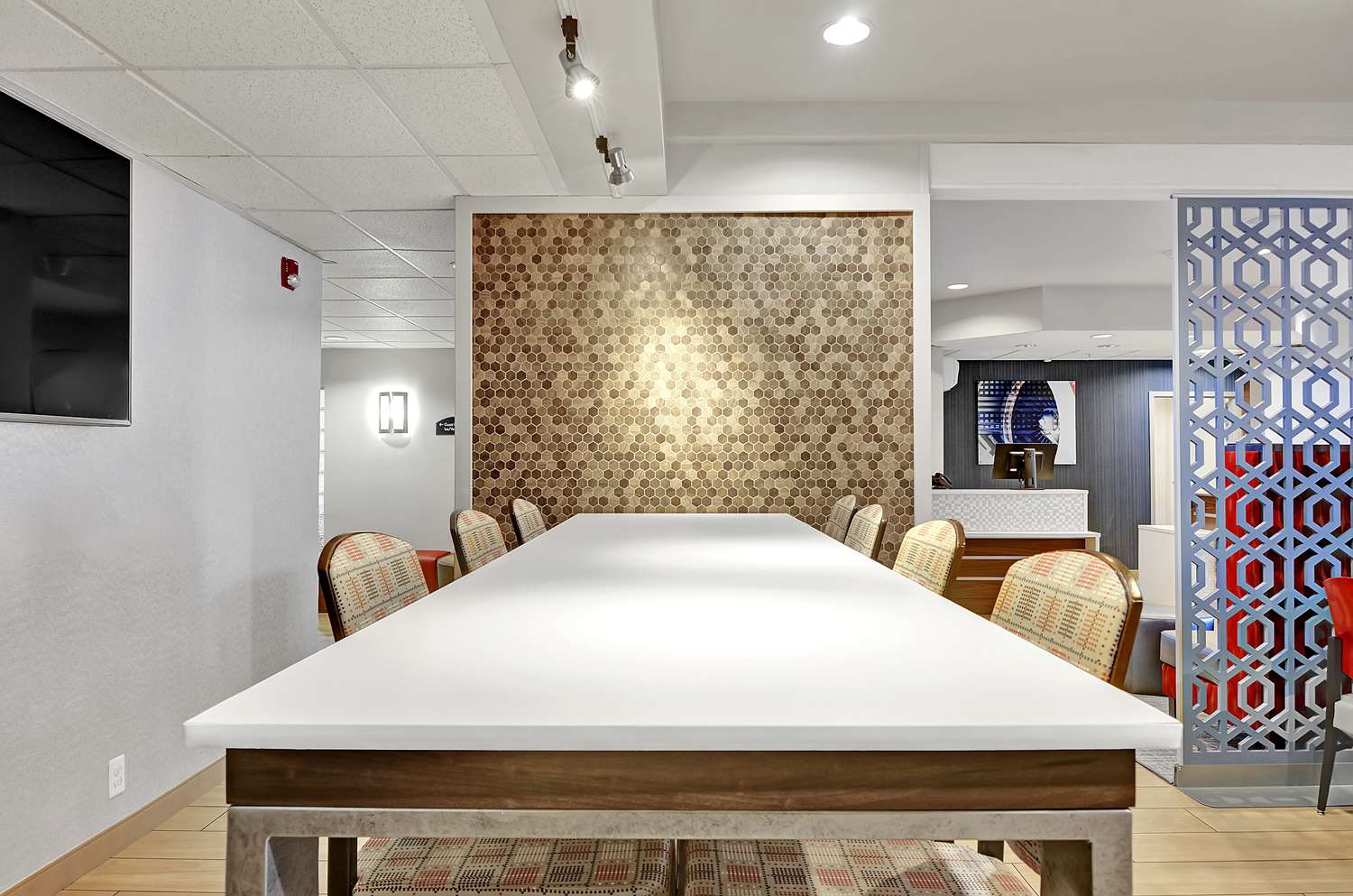 Executive Residency by Best Western Navigator Inn & Suites 2/7