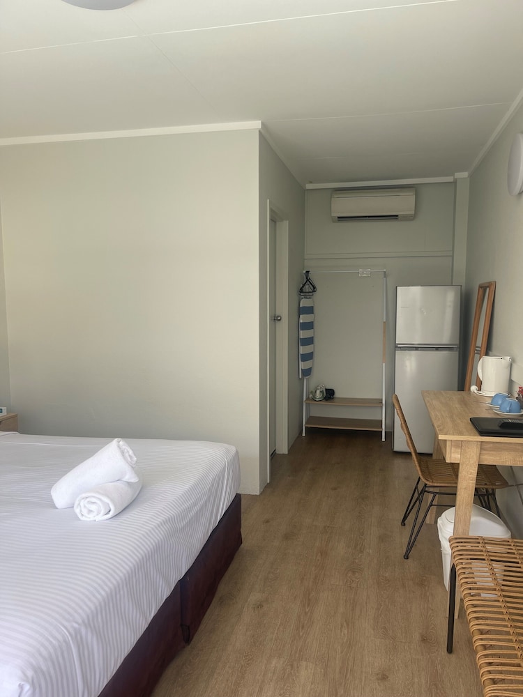 STUDIO, KING BED, POOL SIDE