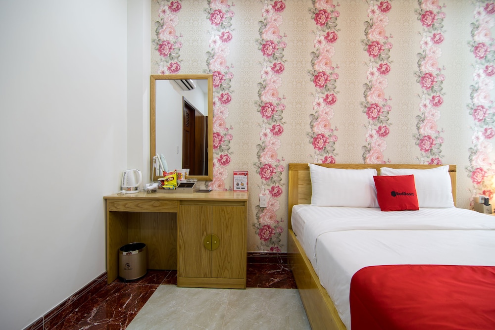 RedDoorz Plus near Tan Son Nhat airport 2 32/50