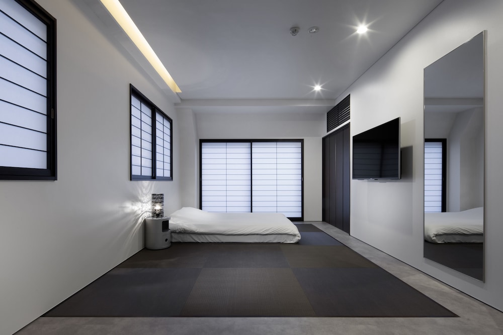 Shinjuku City Hotel N U T S 33/66