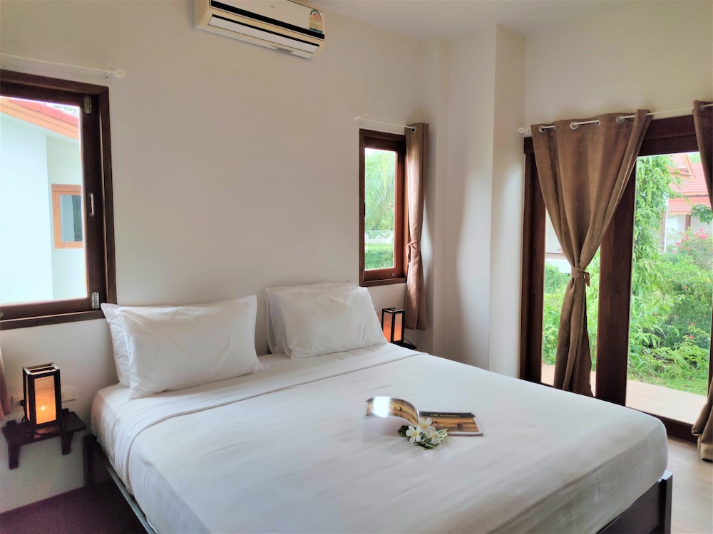 3 BEDROOMS, VILLA, PARK VIEW, SMOKING