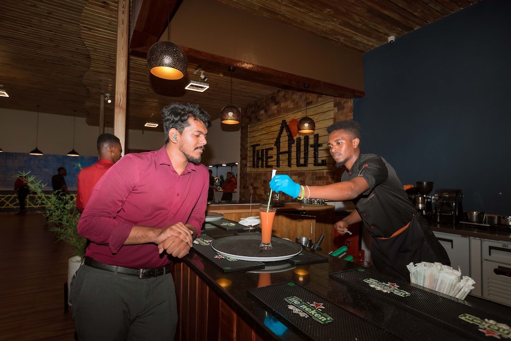 The Hut Restaurant & Boutique Hotel 12/55