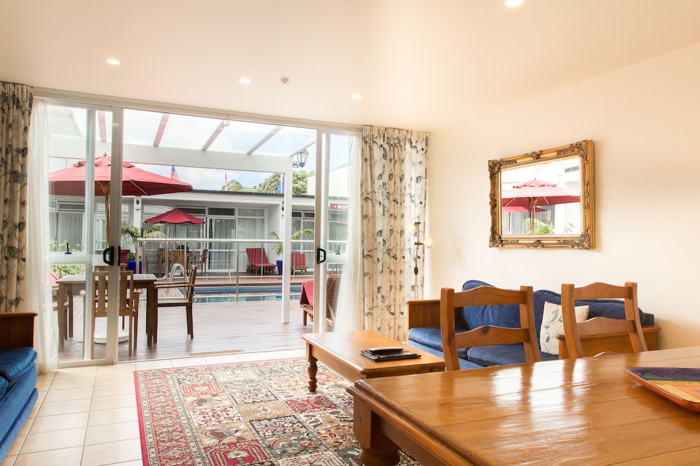 The Commodores Lodge 23/41