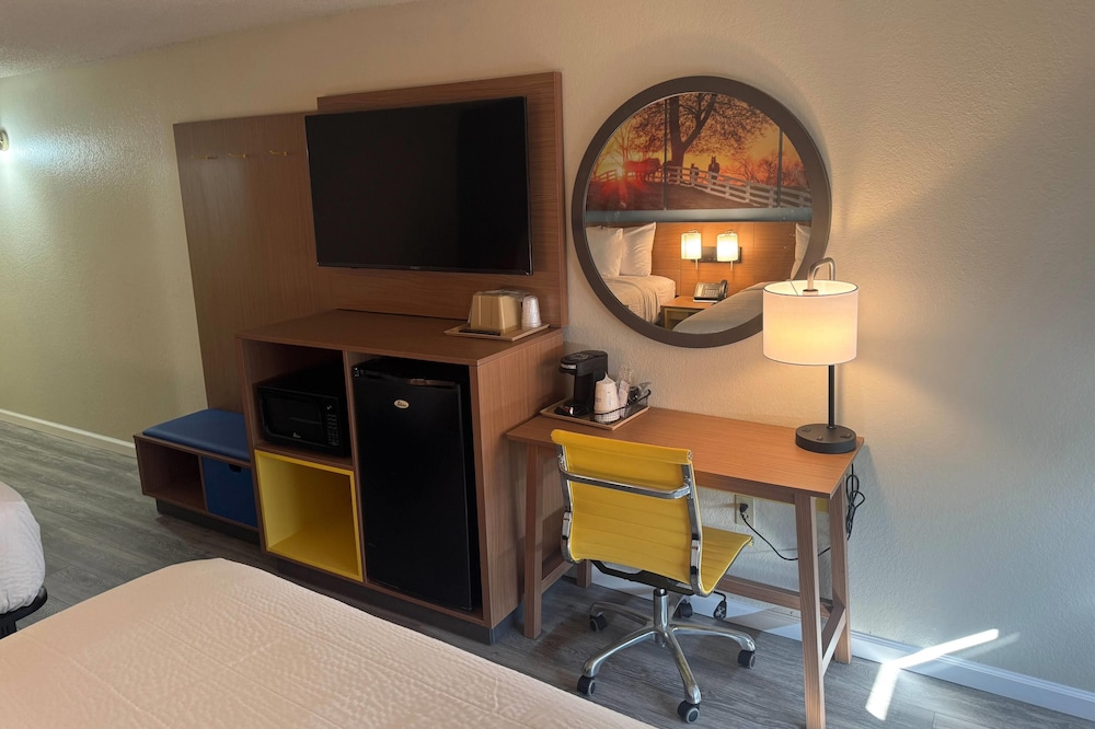 Days Inn & Suites by Wyndham Festus 52/60