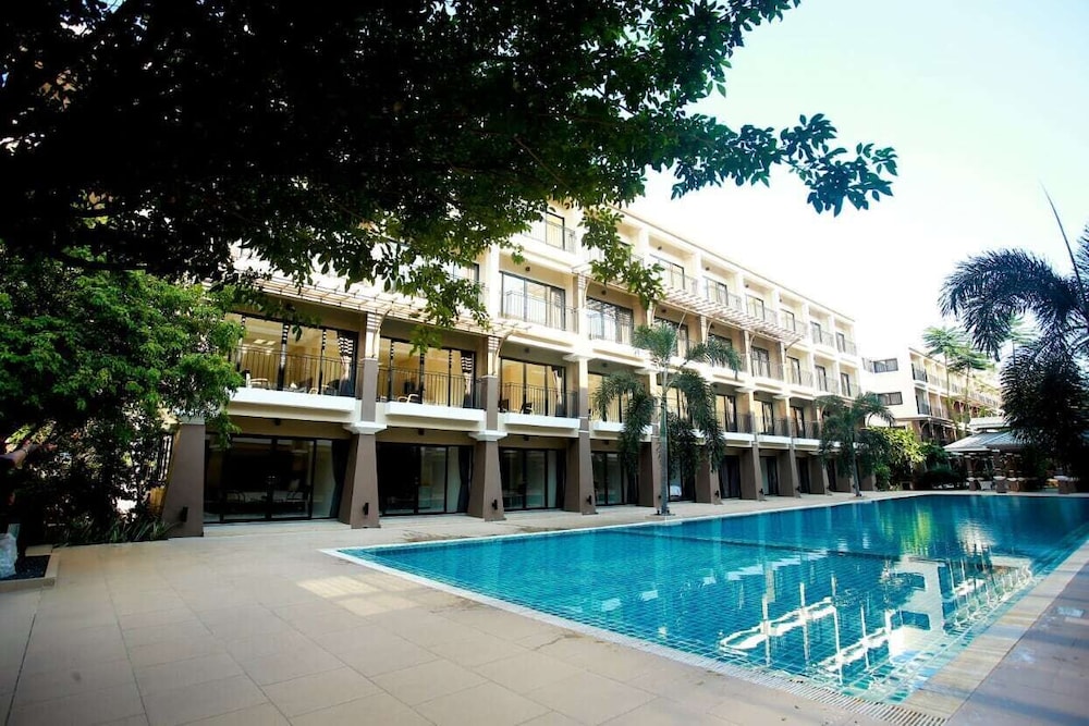 Summer Tree Hotel 10/68
