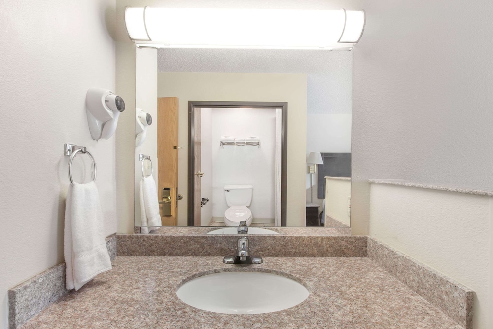 Super 8 by Wyndham Cleveland TX 25/29