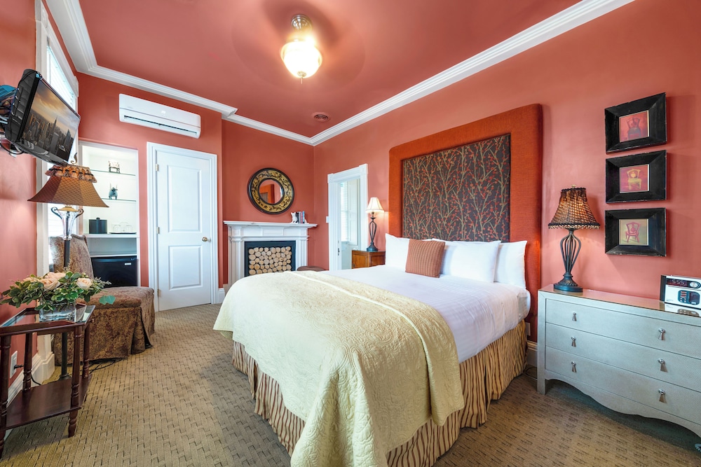 DELUXE, QUEEN BED