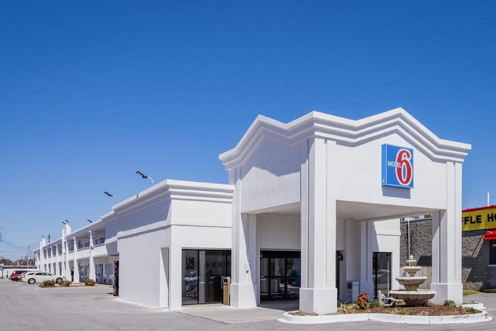 Motel6 Jacksonville, NC 8/50