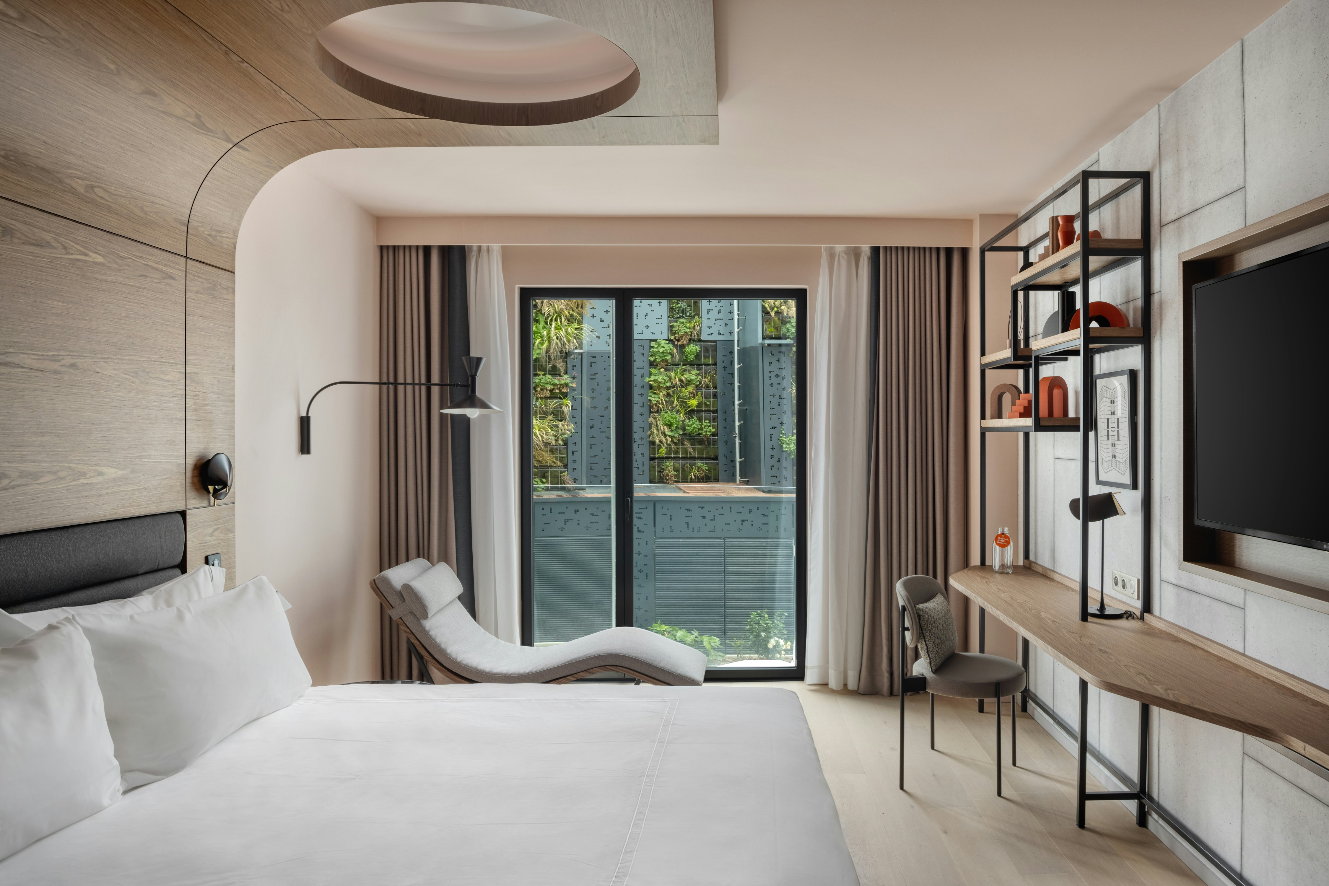 ROOM, KING BED