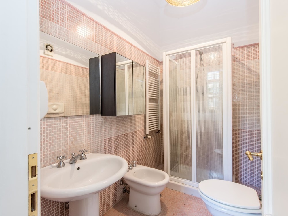 RSH Luxury Vatican Four Bedroom Apartment 28/36