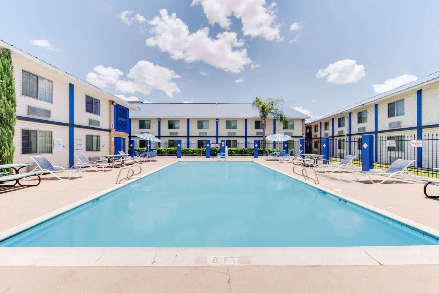 Days Inn & Suites By Wyndham Laredo 20/23