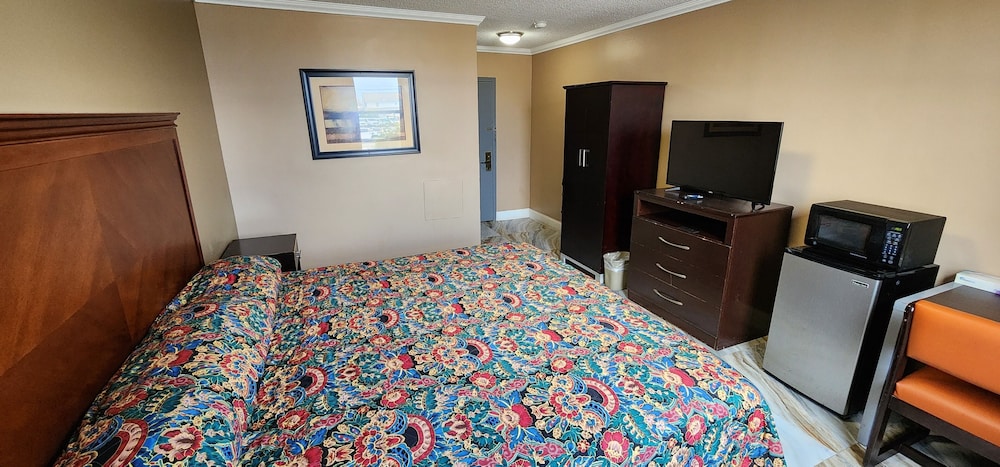 Townhouse Inn &amp; Suites 14/25