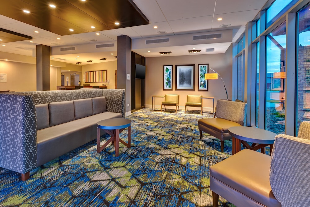 Holiday Inn Express And Suites Cedar Springs Grand Rapids North 32/42
