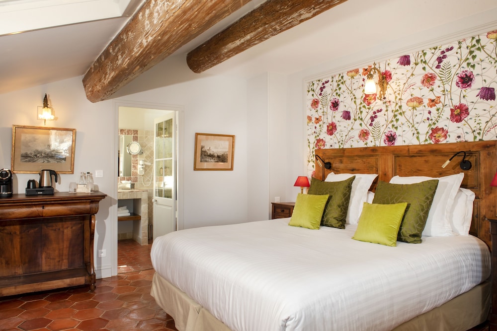 House, Queen Bed, Main Building