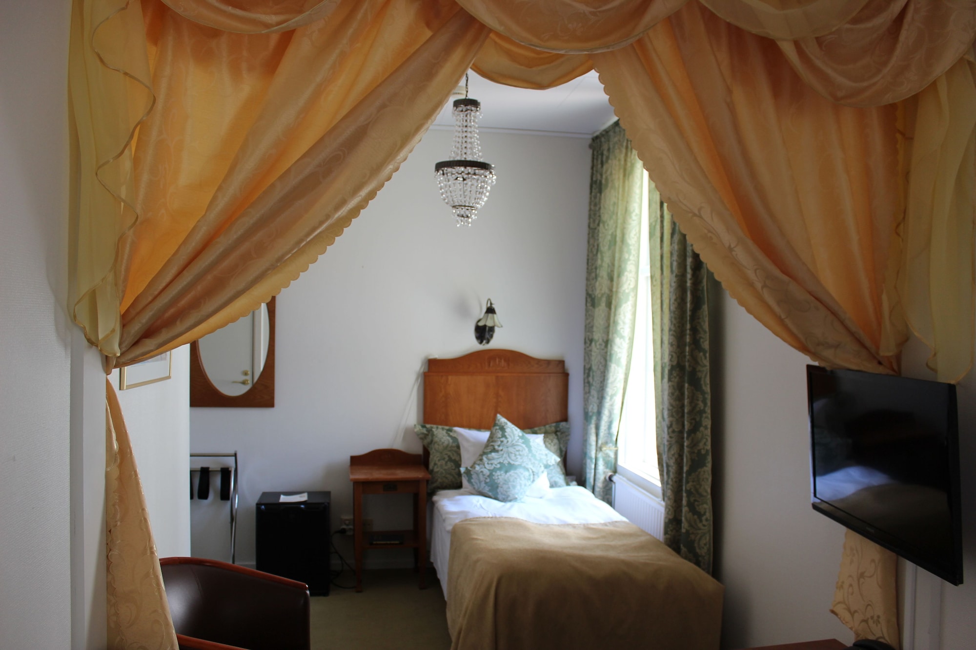 Standard, Twin Beds