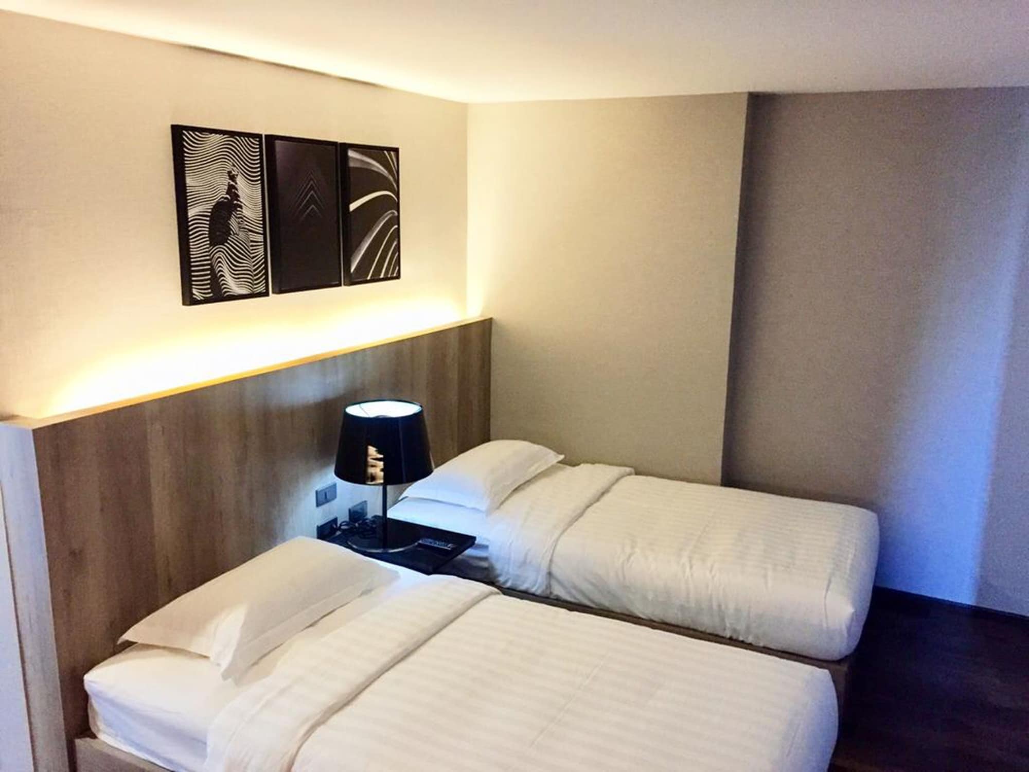 DELUXE, TWIN BEDS