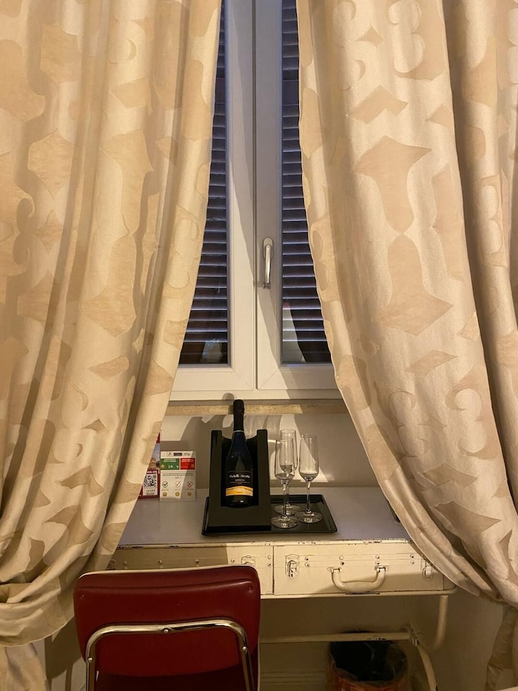 Trevi Contemporary Suite 4/42