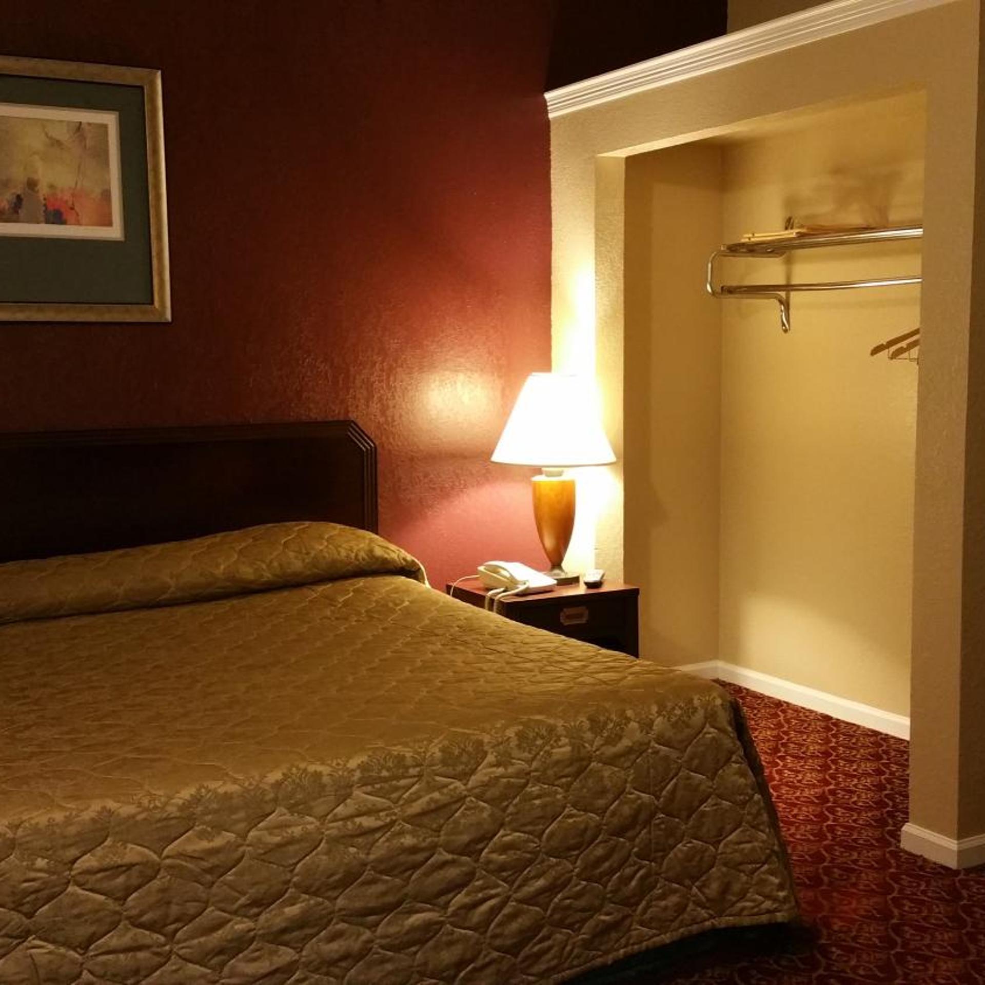 Executive Inn And Suites Waxahachie 7/30