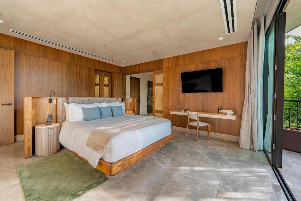 Bi Level, 5 Bedrooms, Home, with Pool