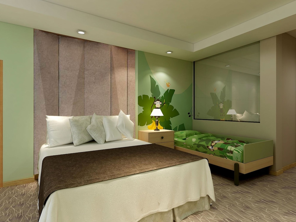 HOLIDAY INN WUXI TAIHU NEW CITY 16/69