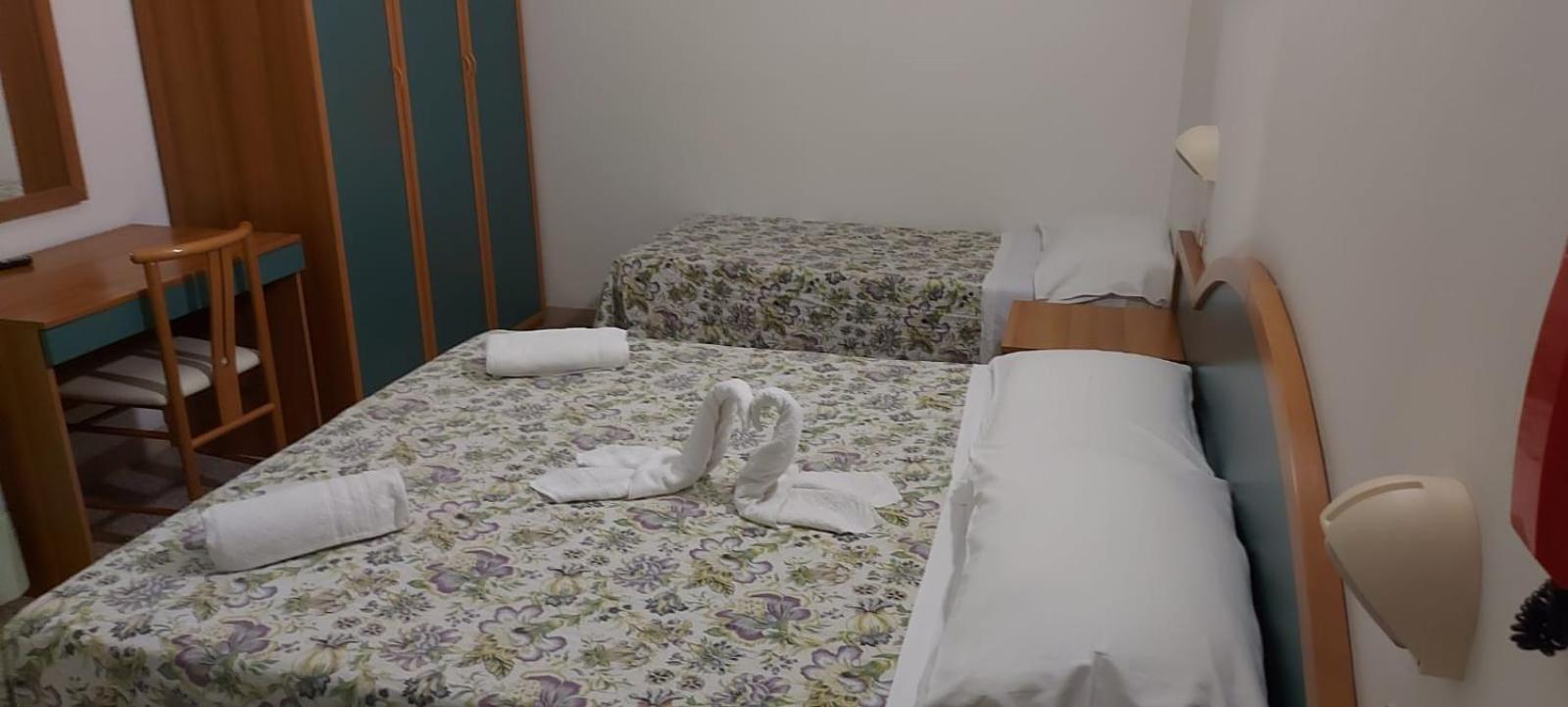 Hotel Santini 11/26
