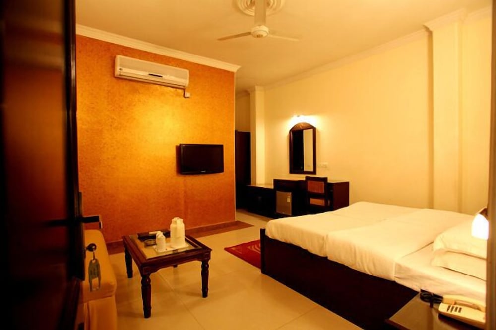 MAHALAKSHMI PALACE HOTEL 7/24