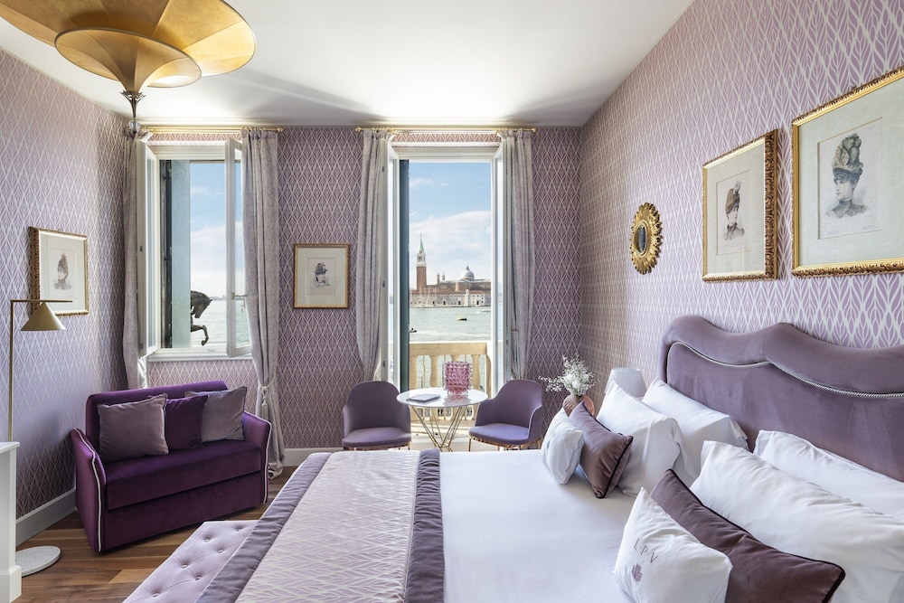 DELUXE, LAGOON VIEW, BALCONY