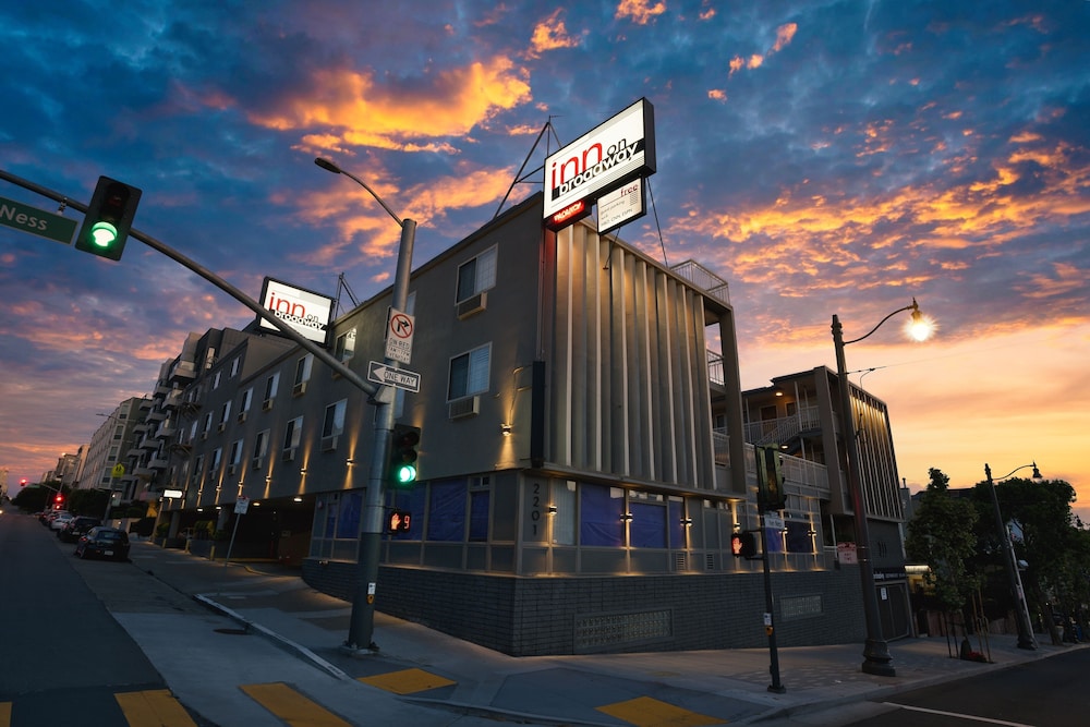 Inn on Broadway(EX. Broadway Manor Inn) 4/37