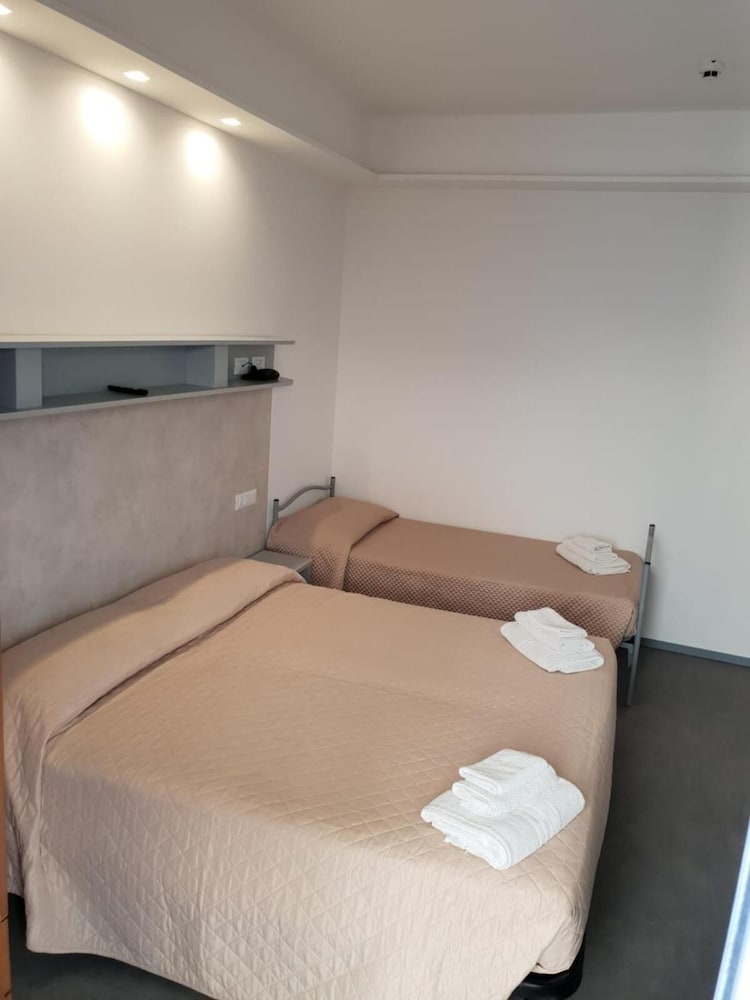 Hotel Ambasciata 2/36