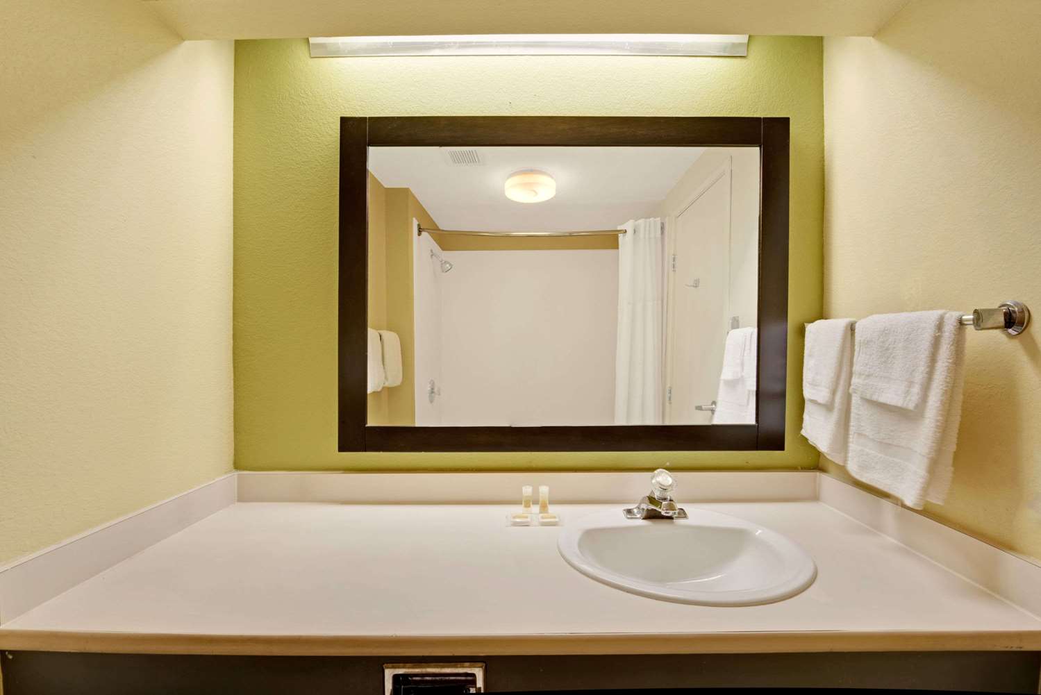 Days Inn & Suites by Wyndham DeSoto 43/44
