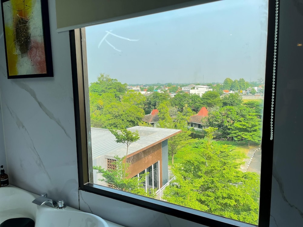 VERSE HOTEL CIREBON 68/72