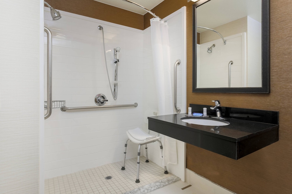 Fairfield Inn and Suites by Marriott Las Vegas South 56/57