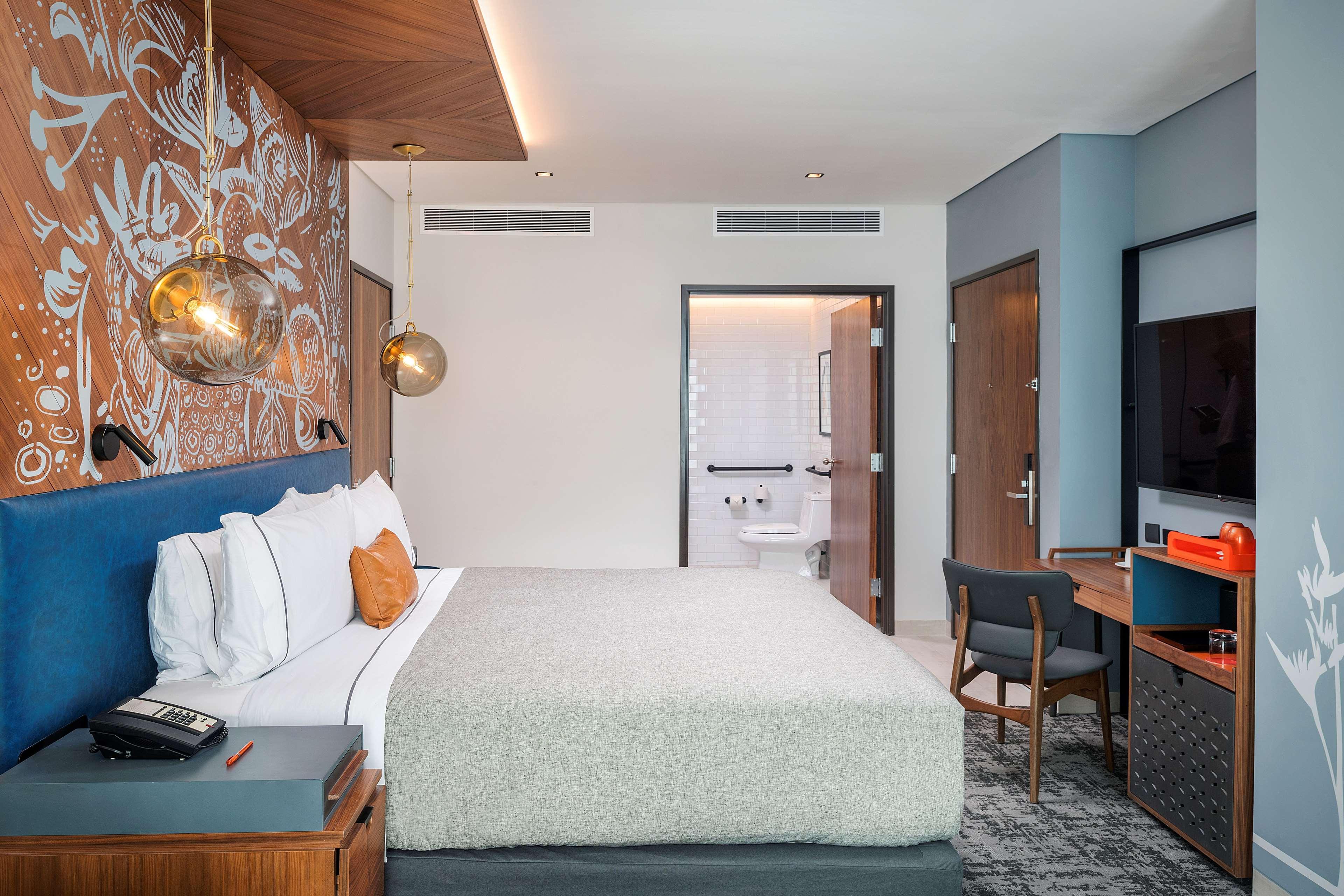 ROOM, KING BED, ACCESSIBLE