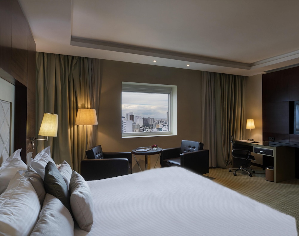 DELUXE, KING BED