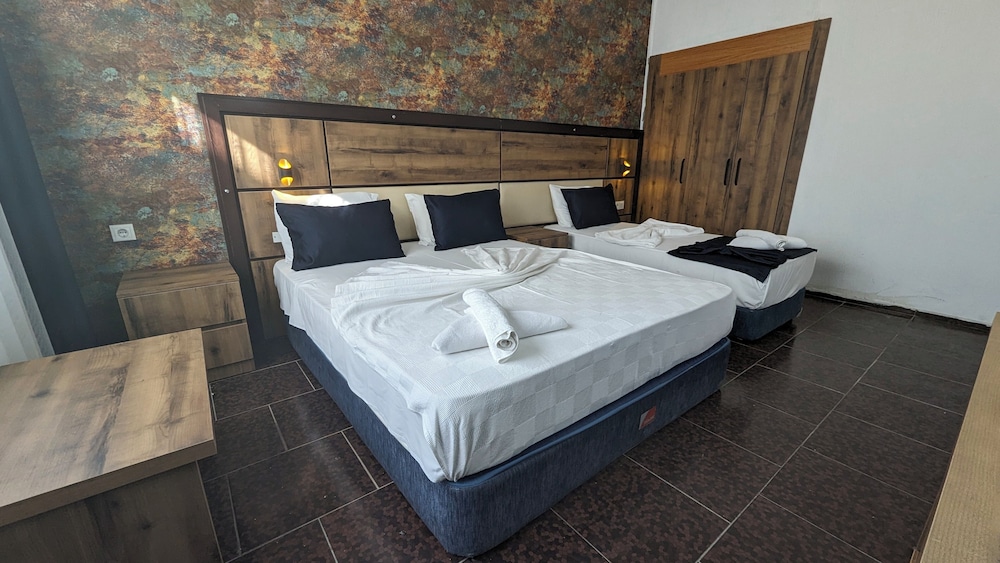 Ramona Kale Hotel 7/16