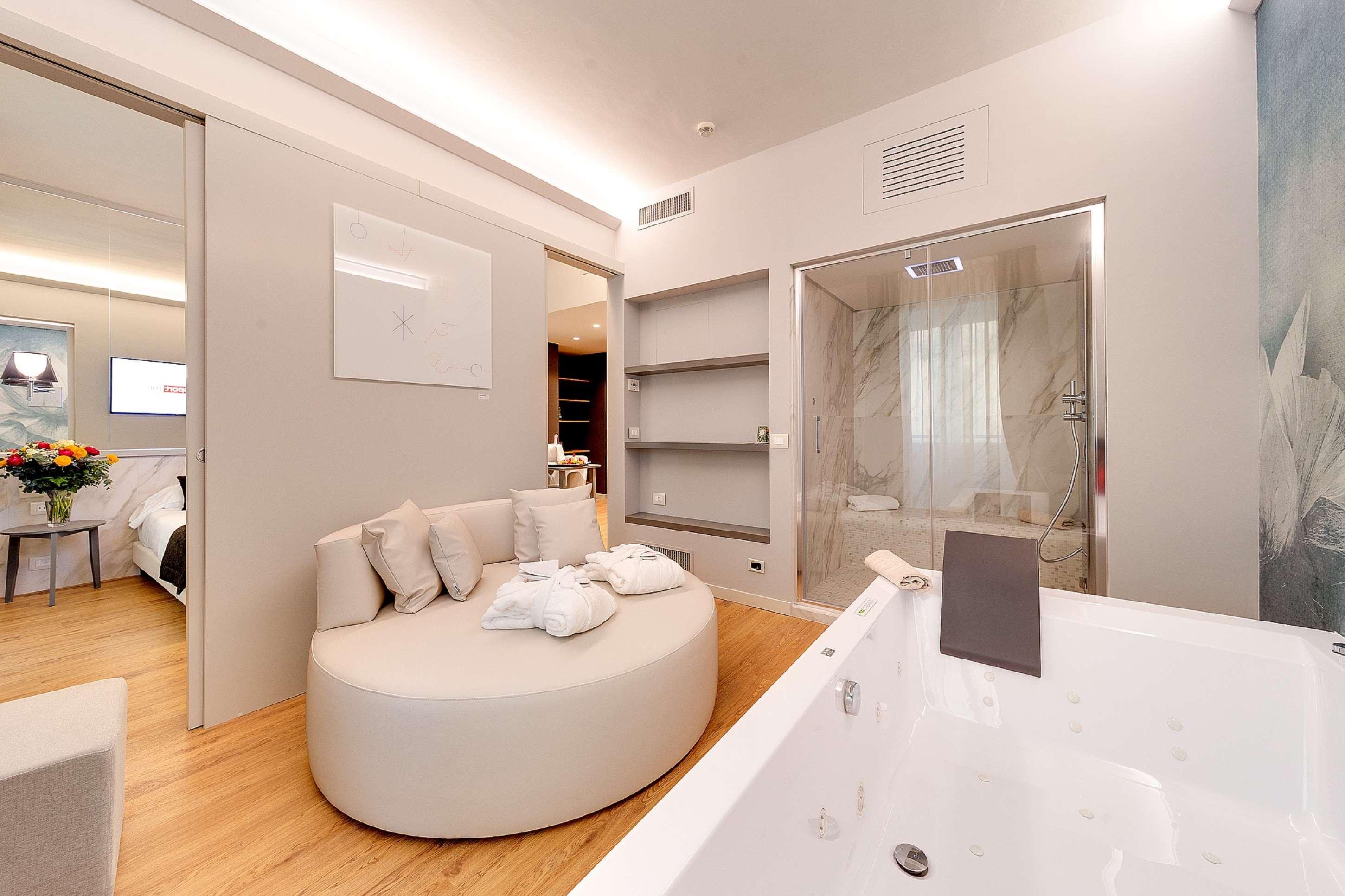 جناح بسرير كينج مع أريكة بمنطقة جلوس بجاكوزي، Best Western Hotel Nazionale 3/7
