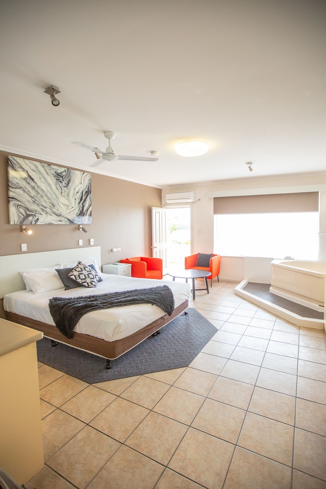 Lakeview Motel & Apartments 26/63