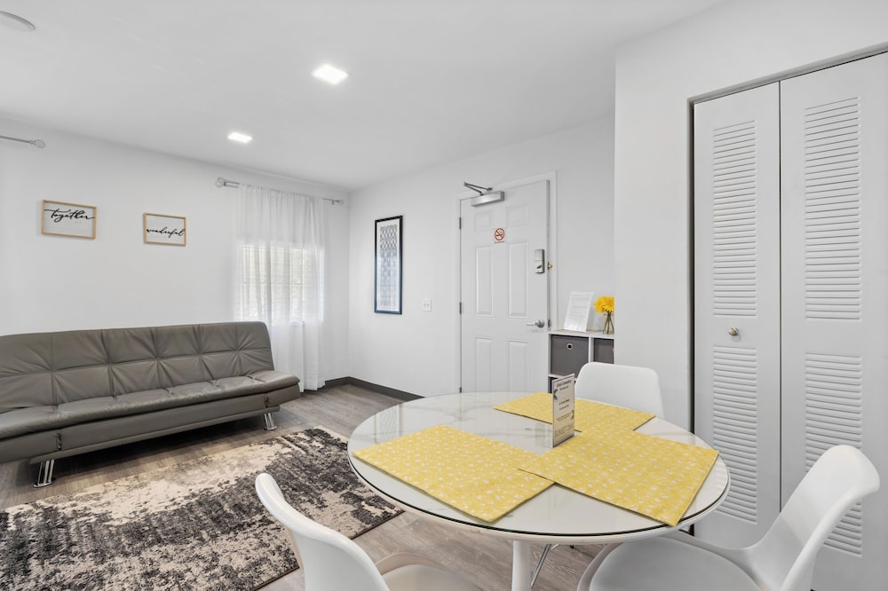 Sunset Inn South Miami 24/43