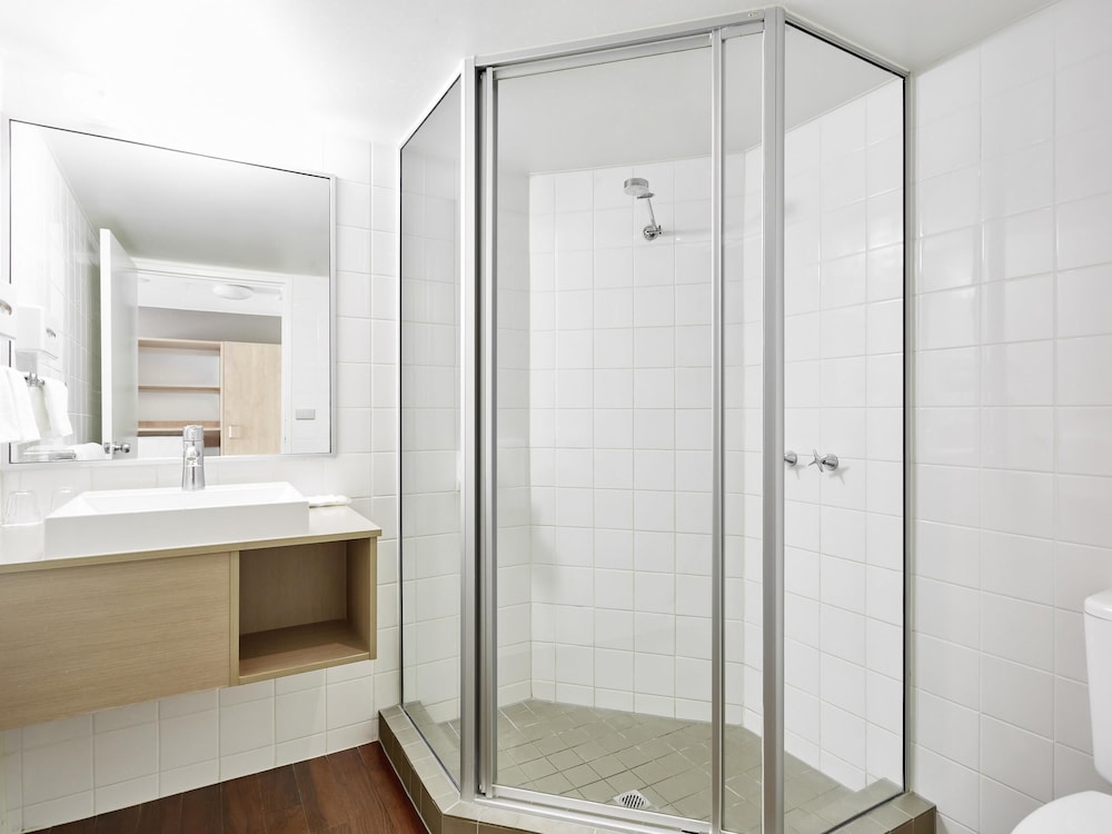 ibis Melbourne Hotel and Apartments 69/70