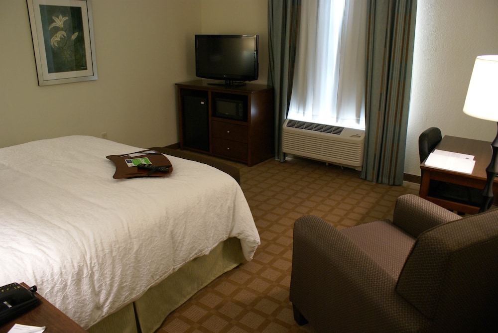 Hampton Inn Suites Center TX 13/30
