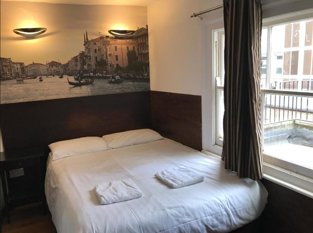 Exhibition Court Hotel 4 16/61