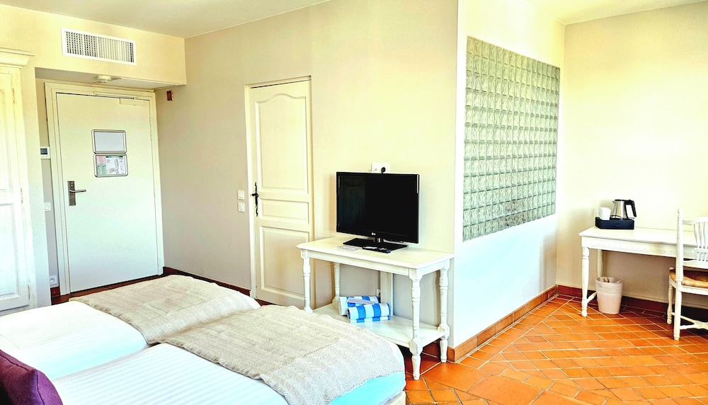 غرفة كلاسيكية بسرير كوين، Le Fregate Provence 7/7