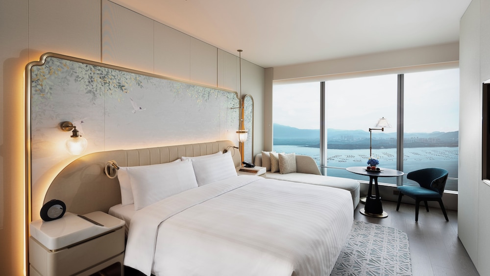 Deluxe, King Bed, Bay View
