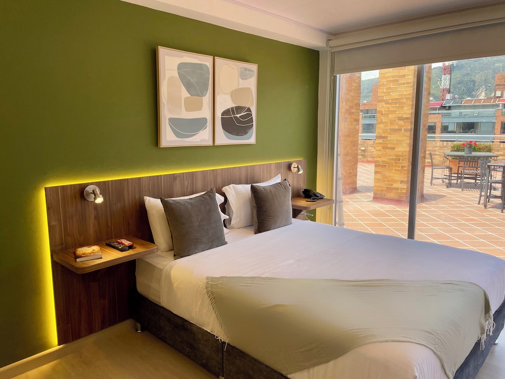 DELUXE, QUEEN BED