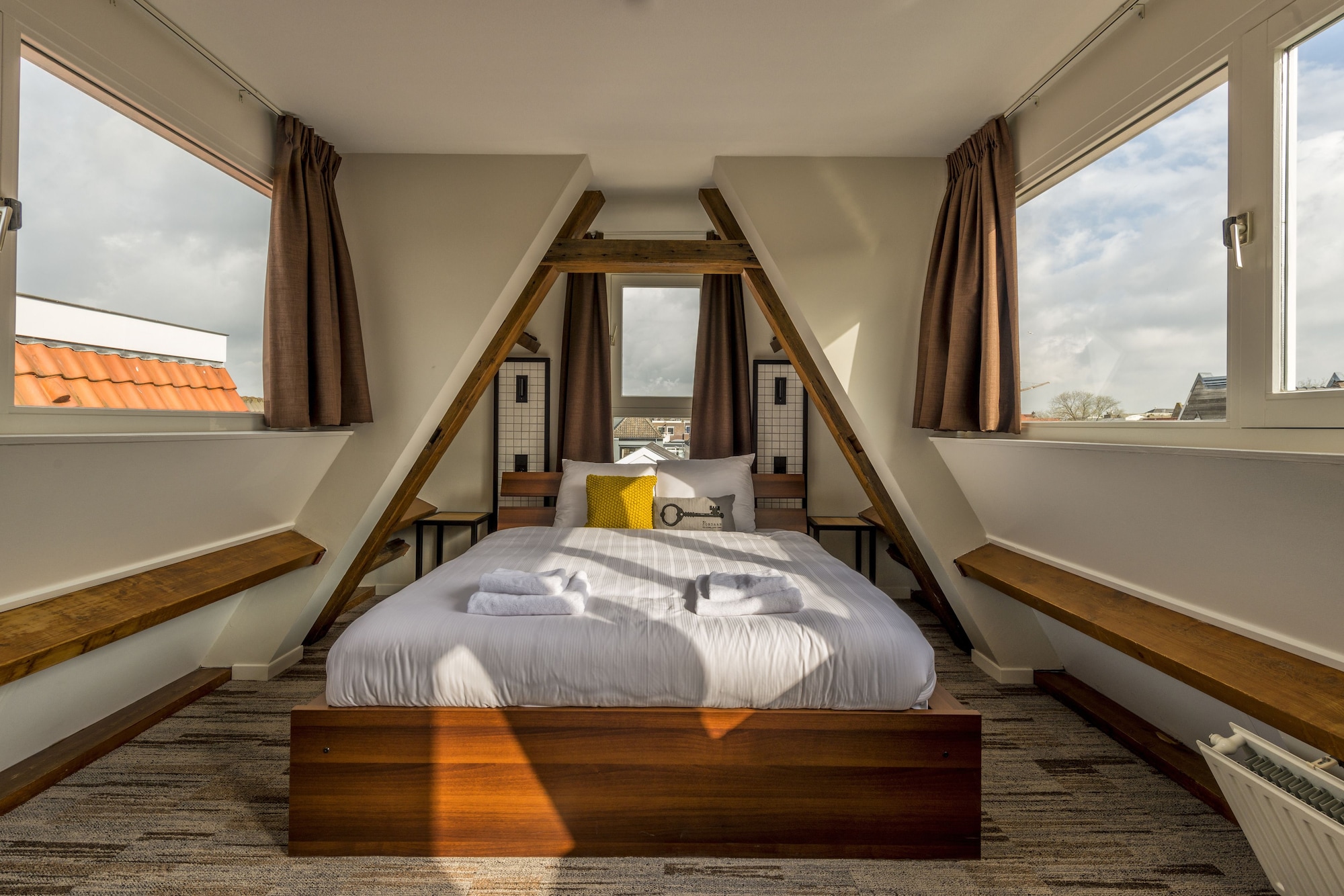 DELUXE, DOUBLE BED